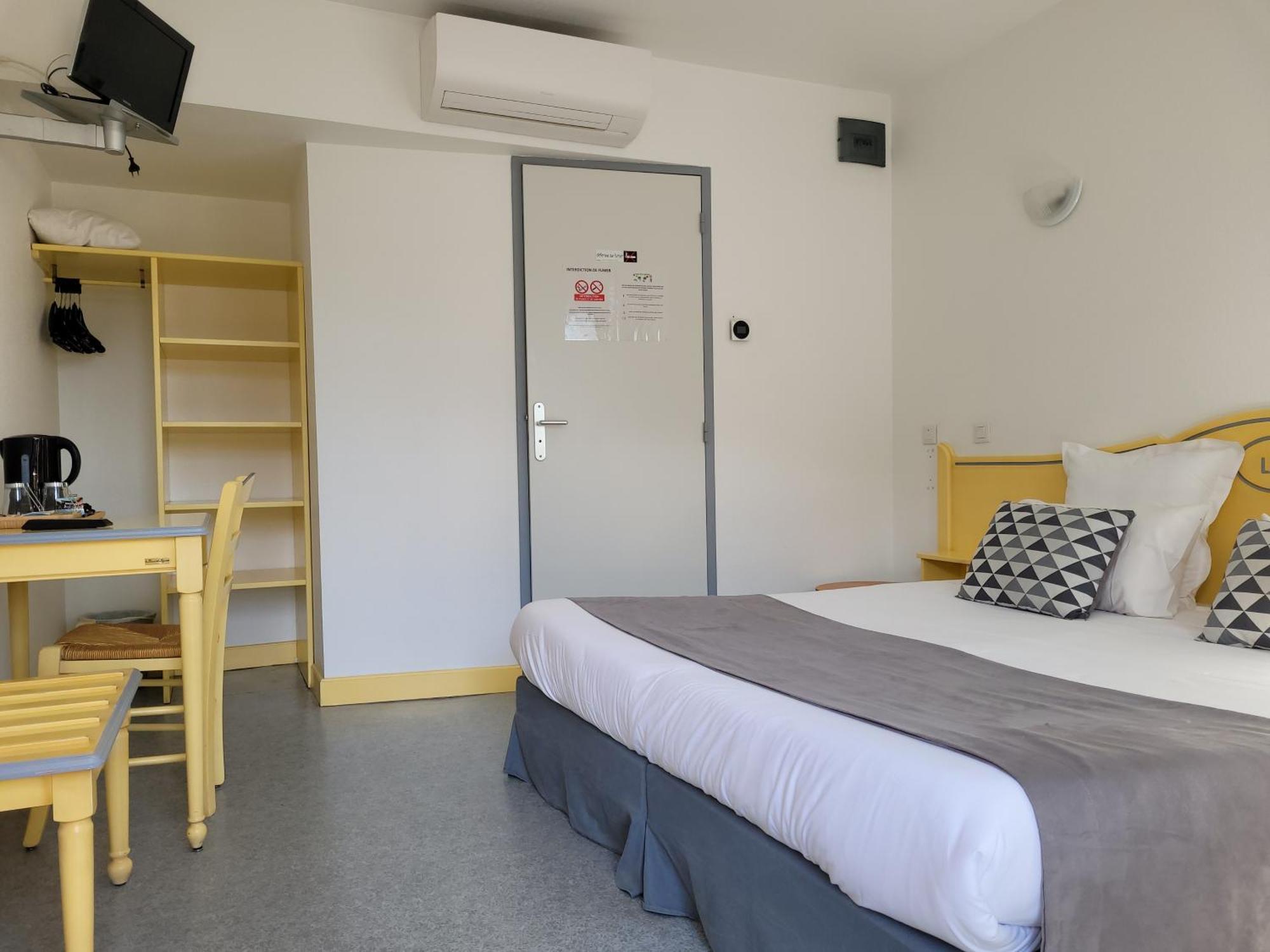Hotel Le Vanseen Les Vans Exterior photo