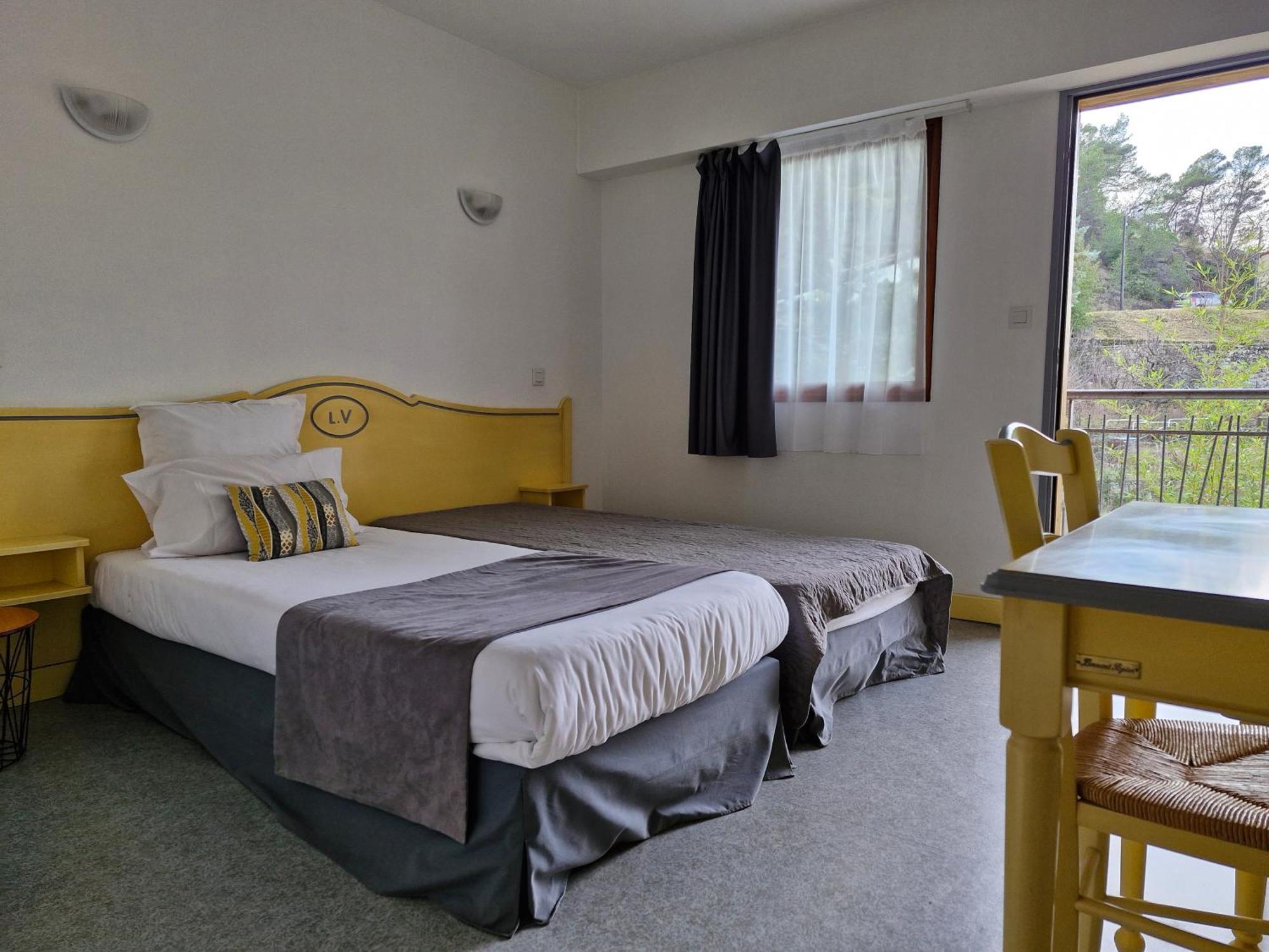 Hotel Le Vanseen Les Vans Exterior photo