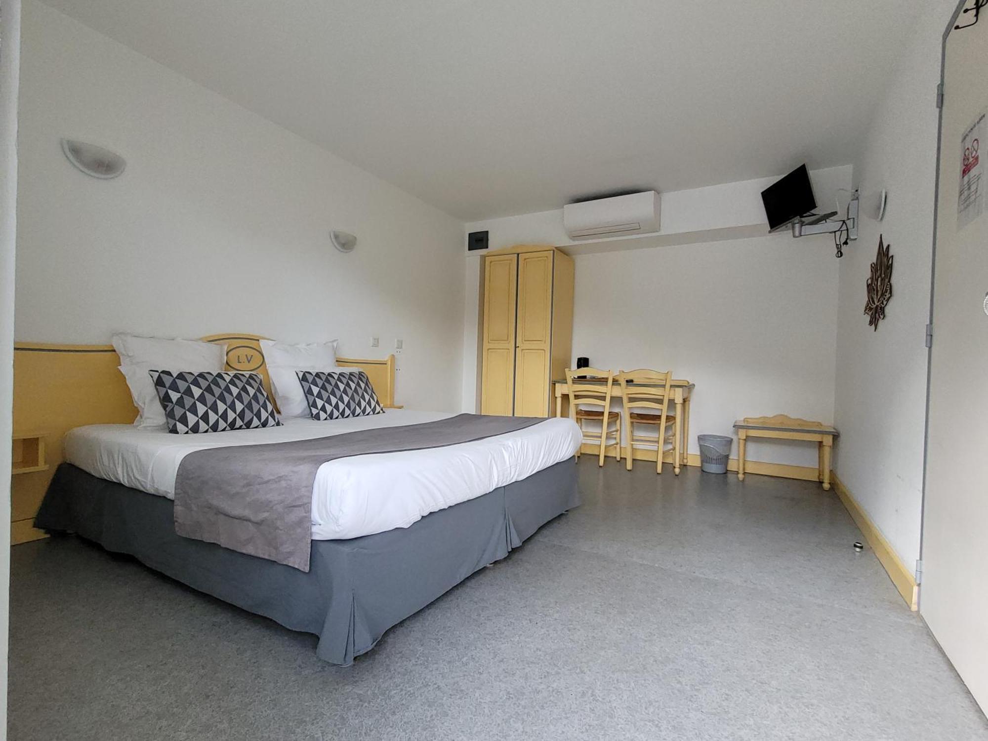 Hotel Le Vanseen Les Vans Exterior photo