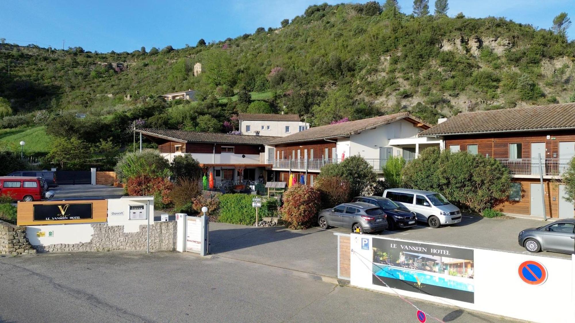 Hotel Le Vanseen Les Vans Exterior photo