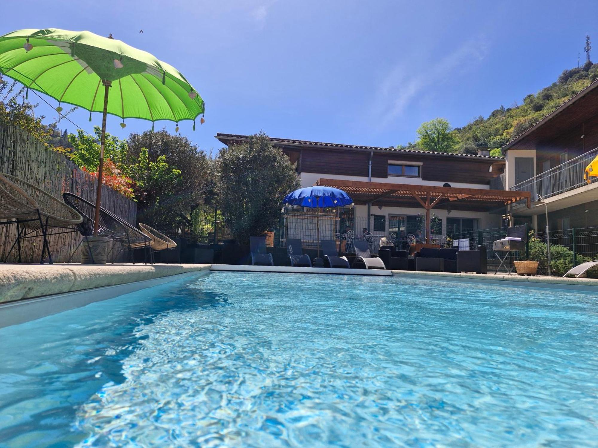 Hotel Le Vanseen Les Vans Exterior photo