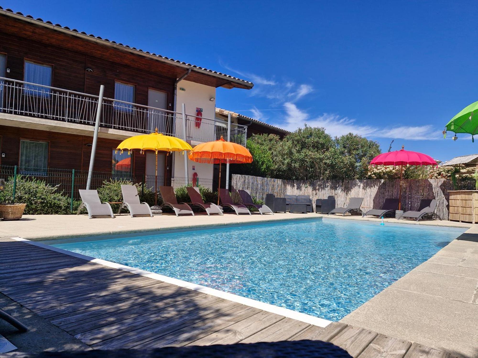 Hotel Le Vanseen Les Vans Exterior photo
